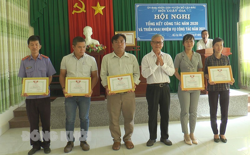 Chỗ dựa pháp lý của người dân Tập thể chi hội luật gia đạt thành tích trong thực hiện nhiệm vụ. Ảnh: Ng. Hiệp