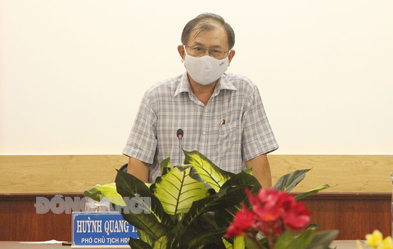 Phó chủ tịch Thường trực HĐND tỉnh Huỳnh Quang Triệu phát biểu tại cuộc họp. Ảnh: Hữu Hiệp