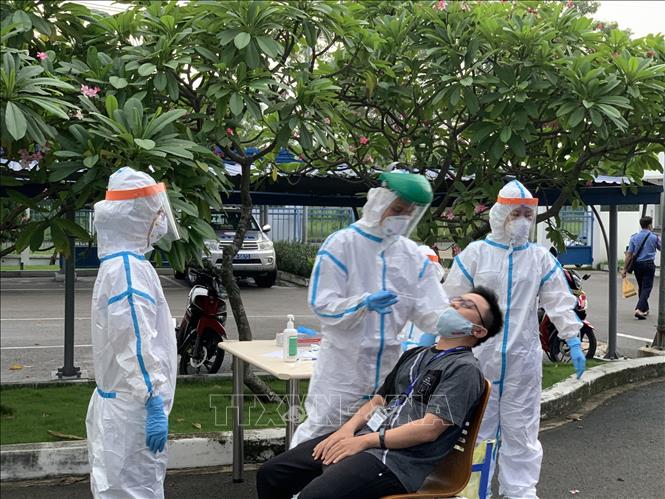 Lấy mẫu xét nghiệm sàng lọc ca mắc COVID-19 trong cộng đồng. Ảnh: TTXVN