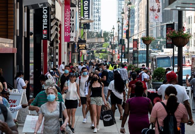 Người dân di chuyển trên một tuyến phố mua sắm ở New York, Mỹ ngày 7-6-2021. Ảnh: AFP/TTXVN