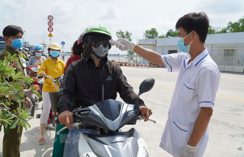 Lực lượng làm nhiệm vụ tại chốt kiểm soát dịch Covid-19 tại bến phà Rạch Miễu tạm.