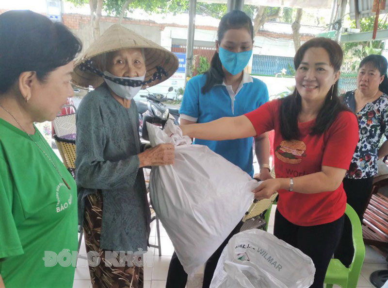 Học tập và làm theo tư tưởng, đạo đức, phong cách Hồ Chí Minh Đồng chí Nguyễn Thị Tám trao quần áo cũ cho người có hoàn cảnh khó khăn trên địa bàn TP. Bến Tre. Ảnh: CTV