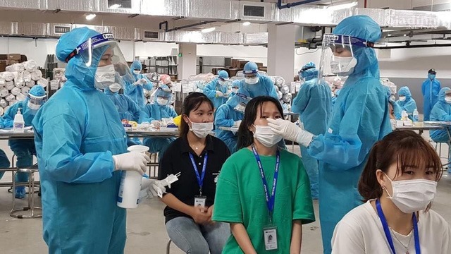 Sáng 10-6-2021, Việt Nam ghi nhận 70 ca mắc mới COVID-19 Lấy mẫu xét nghiệm cho công nhân khu công nghiệp. Ảnh: BYT