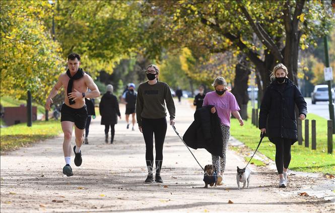 Người dân tập thể dục tại một công viên ở Melbourne, Australia, ngày 1-6-2021. Ảnh: AFP/TTXVN