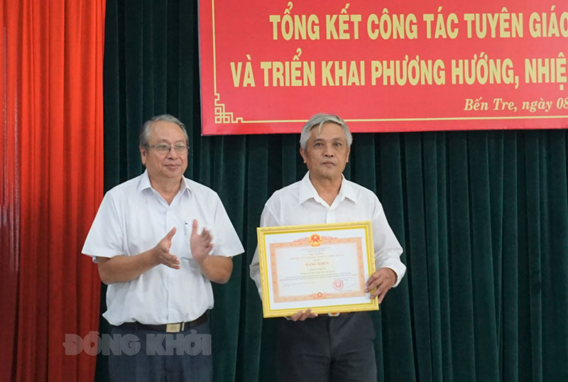 Chuyển biến mạnh mẽ từ nhận thức đến hành động Trưởng ban Tuyên giáo Tỉnh ủy Cao Văn Dũng trao bằng khen của Thủ tướng Chính phủ cho tập thể ấp Bàu Lò có thành tích tiêu biểu trong học tập và làm theo tư tưởng, đạo đức, phong cách Hồ Chí Minh giai đoạn 2016 - 2019. Ảnh: Q. Hùng