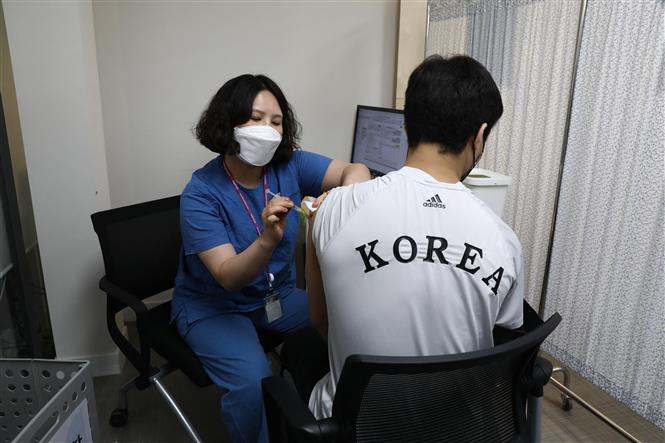 Tiêm vaccine ngừa COVID-19 tại Seoul, Hàn Quốc, ngày 29-4-2021. Ảnh: AFP/TTXVN