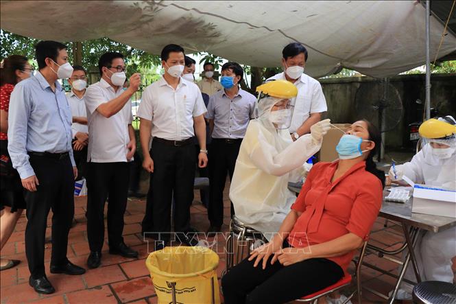 Trưa 11-6-2021, Việt Nam có thêm 82 ca mắc mới COVID-19 Lấy mẫu xét nghiệm cho người dân TP Bắc Ninh. Ảnh: TTXVN