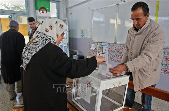 Algeria tiến hành bầu cử Quốc hội Cử tri Algeria bỏ phiếu tại một địa điểm bầu cử ở Algiers. Ảnh tư liệu: AFP/TTXVN