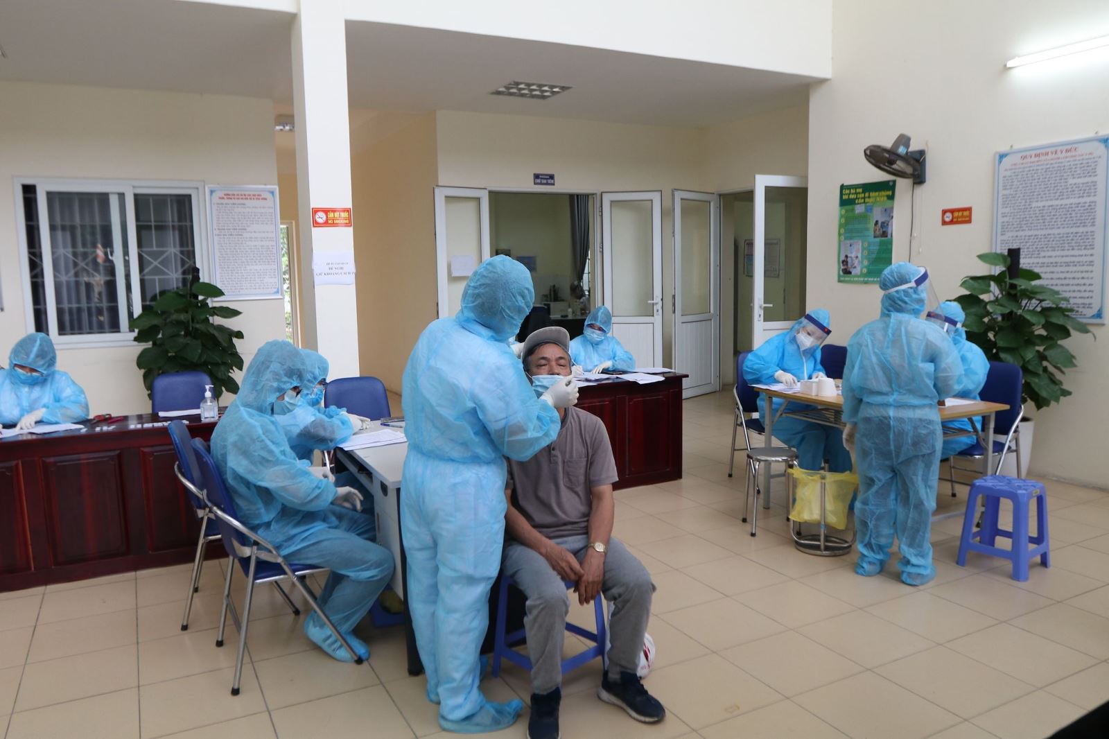 Chiều 12-6-2021, Việt Nam ghi nhận thêm 104 ca mắc mới COVID-19 Xét nghiệm sàng lọc ca mắc COVID-19 trong cộng đồng. Ảnh: TT