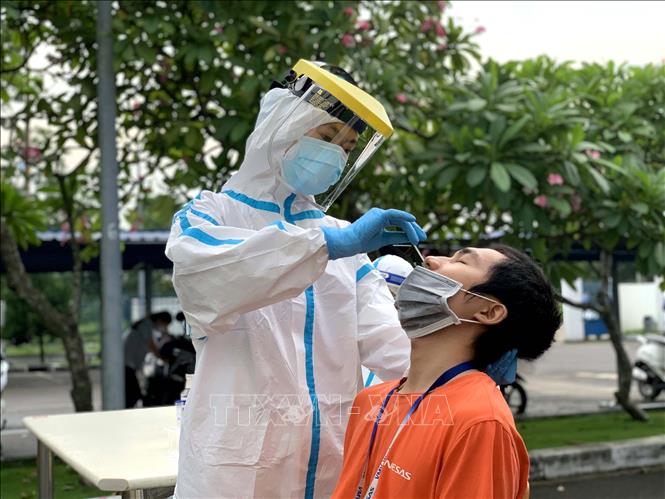 Sáng 13-6-2021, Việt Nam ghi nhận thêm 96 ca mắc mới COVID-19 Lấy mẫu xét nghiệm cho người dân để sàng lọc ca mắc COVID-19. Ảnh: TTXVN