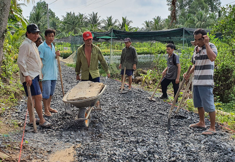 Nhân dân ấp Thanh Xuân, xã Hưng Khánh Trung B cùng nhau làm đường giao thông nông thôn.