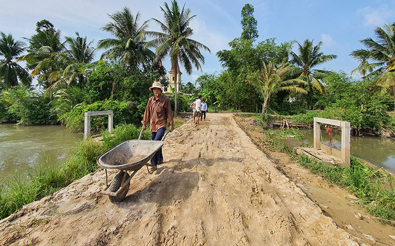 Nhân dân xã Hưng Khánh Trung B xây dựng đường giao thông nông thôn.