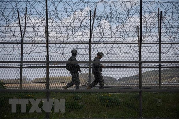 Binh sỹ Hàn Quốc tuần tra tại khu phi quân sự chia cắt hai miền Triều Tiên trên đảo Ganghwa. (Ảnh: AFP/TTXVN)