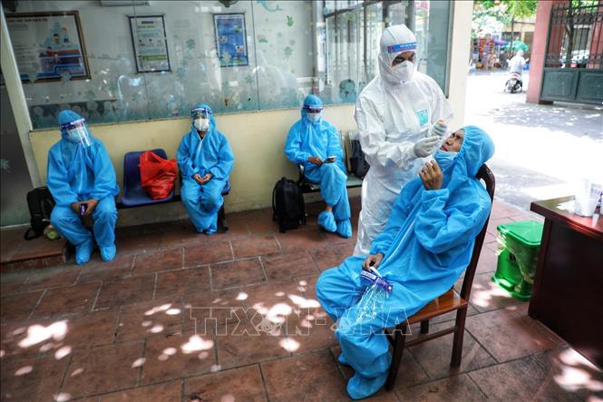 Chiều 15-6-2021, Việt Nam có thêm 213 ca mắc mới COVID-19 Xét nghiệm sàng lọc người mắc COVID-19. Ảnh: TTXVN