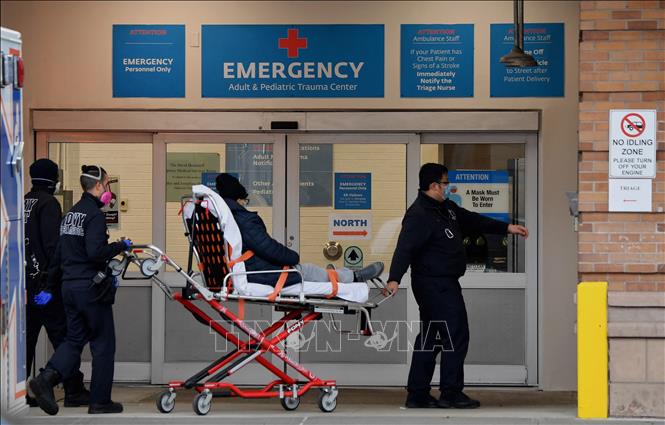 Gần 20% bệnh nhân không triệu chứng mắc "COVID kéo dài" Nhân viên y tế chuyển bệnh nhân COVID-19 vào một bệnh viện ở New York, Mỹ ngày 4-1-2021. Ảnh: AFP/TTXVN