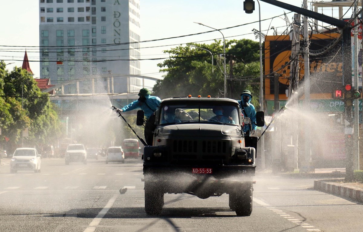 Xe chuyên dụng phun hóa chất khử khuẩn. Ảnh: Tá Chuyên/TTXVN