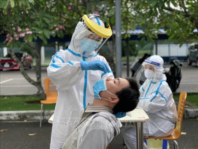 Xét nghiệm cho người dân để sàng lọc ca mắc COVID-19. Ảnh: TTXVN