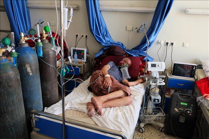 Bệnh nhân COVID-19 được điều trị tại bệnh viện ở Kandahar, Afghanistan, ngày 24-5-2021. Ảnh: THX/TTXVN