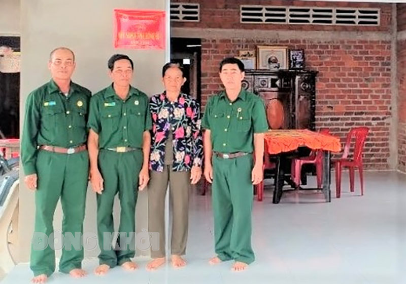 Điển hình trong học tập và làm theo gương Bác Trao nhà Nghĩa tình đồng đội cho hội viên cựu chiến binh ở ấp Thạnh Thới B. Ảnh: CTV