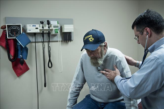 Kiểm tra sức khỏe cho một bệnh nhân ung thư tại trung tâm y tế ở Blacksville, Tây Virginia, Mỹ. Ảnh: AFP/TTXVN