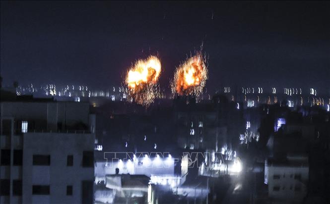 Khói lửa bốc lên sau một vụ ném bom của Israel xuống thành phố Gaza ngày 16-6-2021. Ảnh: AFP/TTXVN