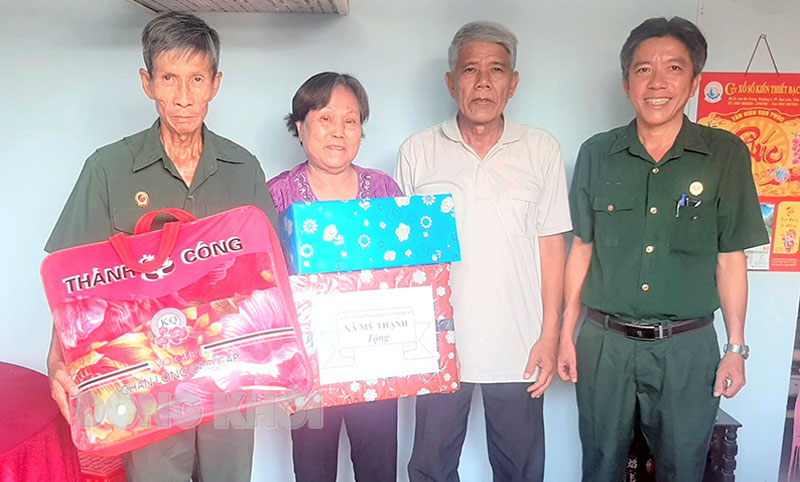 Cựu chiến binh Mỹ Thạnh tích cực đóng góp xây dựng nông thôn mới Đại diện Ban Chấp hành Hội Cựu chiến binh xã Mỹ Thạnh trao quà cho hội viên tại lễ bàn giao nhà Nghĩa tình đồng đội. Ảnh: CTV
