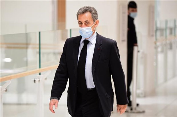 Cựu Tổng thống Pháp Nicolas Sarkozy tới phiên tòa ở Paris ngày 8-12-2020. (Ảnh: AFP/TTXVN)