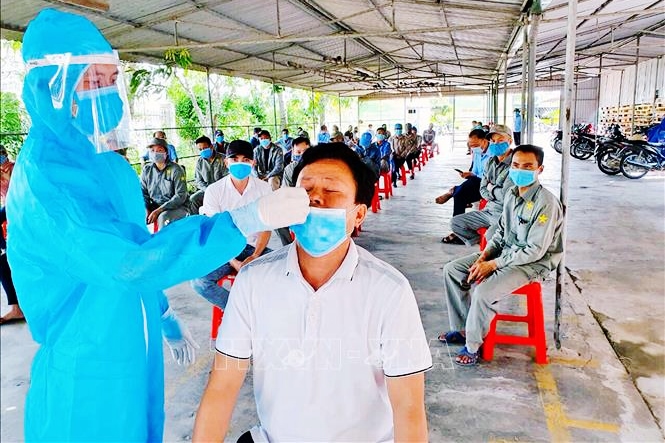 Trưa 18-6-2021, cả nước thêm 121 ca mắc mới COVID-19, riêng TP Hồ Chí Minh có 59 ca Tăng cường công tác xét nghiệm COVID-19 tại các khu công nghiệp. Ảnh: TTXVN