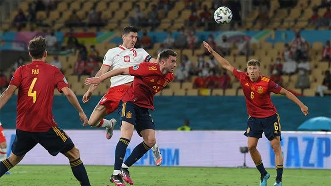 Lewandowski đánh đầu tung lưới Tây Ban Nha