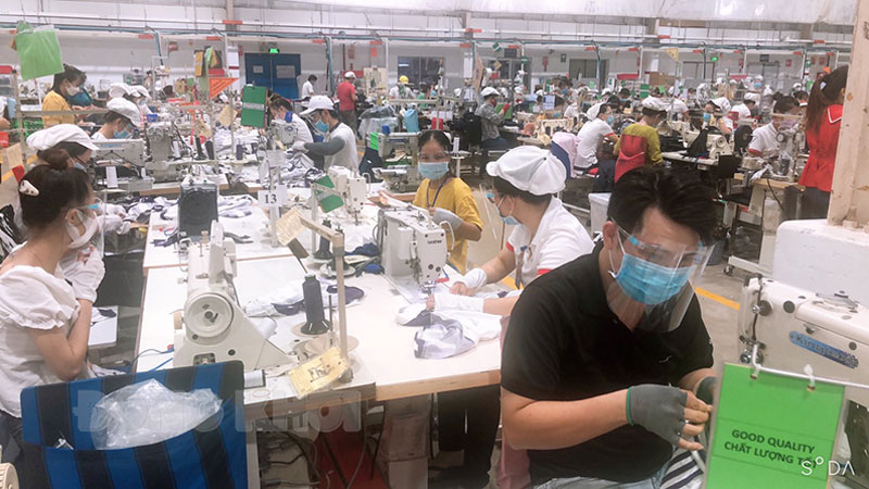 Công nhân Công ty TNHH May mặc Alliance One trong giờ làm việc. Ảnh: PV