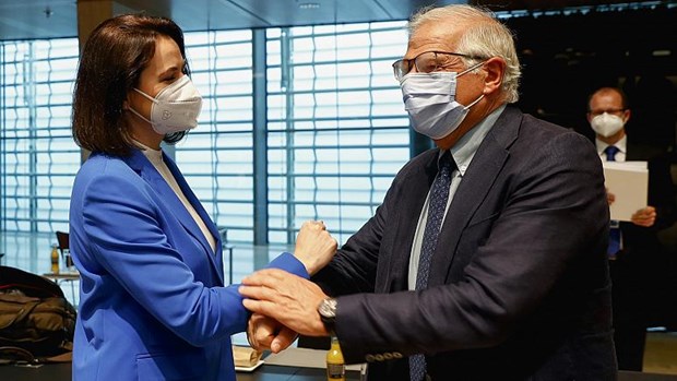 Người đứng đầu chính sách đối ngoại của EU Josep Borrell (phải) chào chính trị gia đối lập Belarus, Sviatlana Tsikhanouskaya, trong cuộc họp Bộ trưởng Ngoại giao châu Âu. (Nguồn: euronews.com)