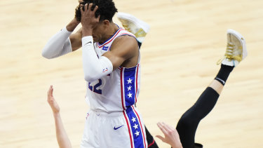 Mắc đến 2 sai lầm tai hại, Philadelphia 76ers chia tay Playoffs trong đắng cay Thybulle ôm đầu thất vọng sau khi phạm lỗi với Kevin Huerter