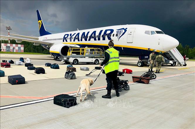 Cảnh sát kiểm tra hành lý trên chuyến bay của Hãng hàng không Ryanair tại sân bay quốc tế Minsk, Belarus ngày 23-5-2021. Ảnh: AFP/TTXVN
