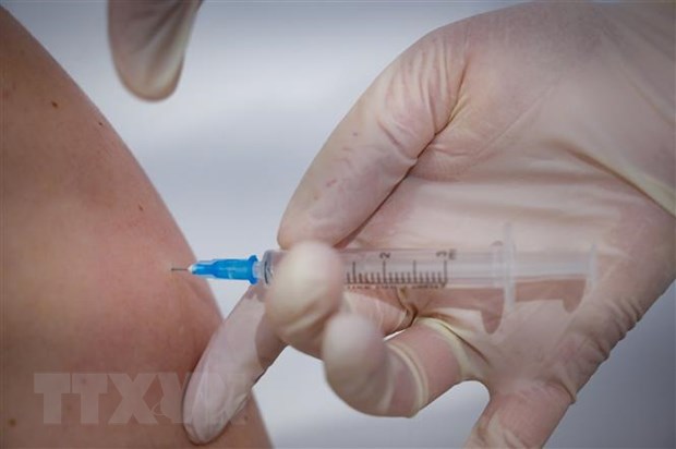 Nhân viên y tế tiêm vaccine phòng COVID-19 cho người dân. Ảnh: AFP/TTXVN