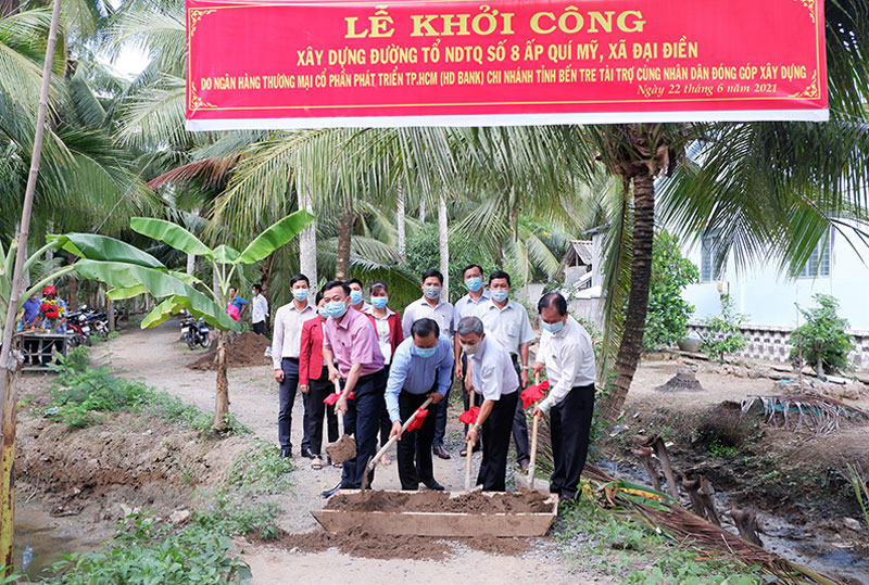 Đại biểu thực hiện nghi thức động thổ khởi công tuyến đường.