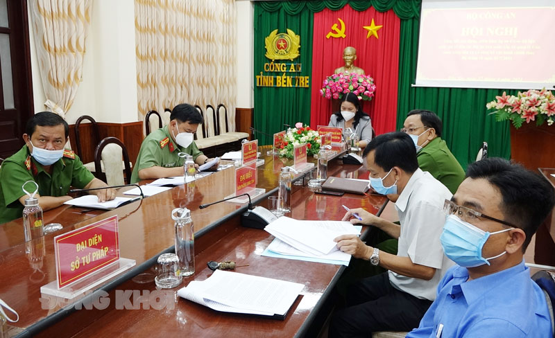 Phó chủ tịch UBND tỉnh Nguyễn Thị Mé Mười chủ trì hội nghị tại Công an tỉnh.