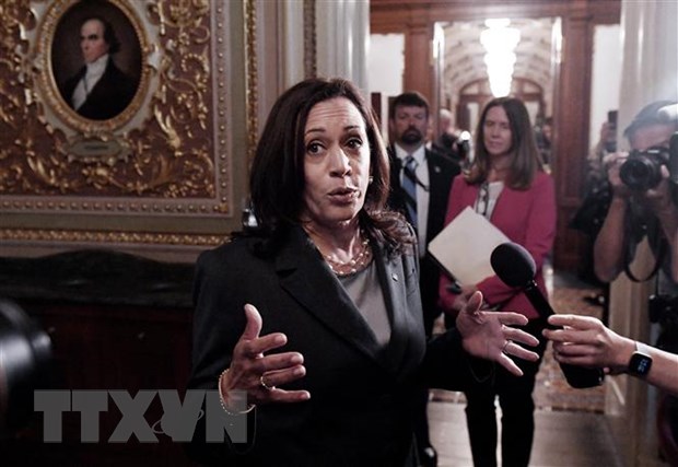 Phó tổng thống Mỹ Kamala Harris trả lời phỏng vấn sau cuộc bỏ phiếu về dự luật cải cách bầu cử ngày 22-6-2021. Ảnh: AFP/TTXVN