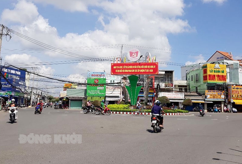 Tăng cường tuần tra, kiểm soát giao thông Tình trạng chạy xe ngược chiều khu vực vòng xoay chợ Ngã Năm, Phường 6, TP. Bến Tre đã giảm đáng kể. Ảnh: Thu Huyền