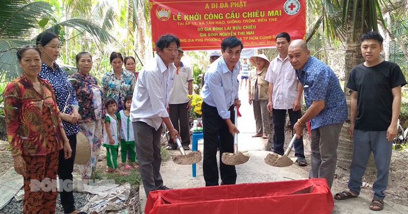 Anh Nguyễn Văn Hòa (bìa phải) tại lễ khởi công cầu Chiêu Mai, Ấp 13, xã Tân Hào.