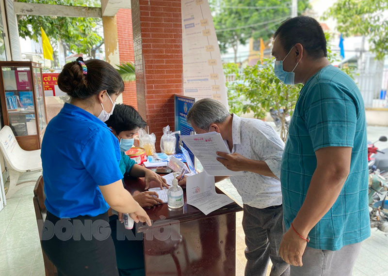 Đoàn viên, thanh niên hướng dẫn người dân sử dụng dịch vụ công trực tuyến mức độ 4.