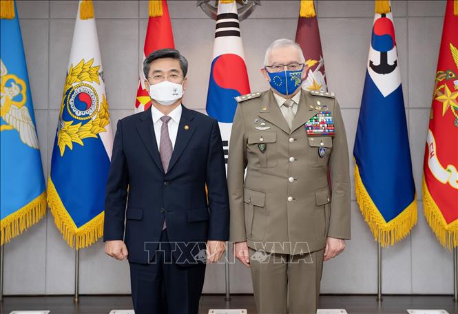 Hàn Quốc, EU tăng cường quan hệ quốc phòng Ngày 7-4-2021, Bộ trưởng Quốc phòng Hàn Quốc Suh Wook đã gặp Chủ tịch Ủy ban Quân sự Liên minh châu Âu (EU) Claudio Graziano, thảo luận tình hình an ninh khu vực cũng như các biện pháp tăng cường hợp tác song phương. Ảnh: TTXVN phát