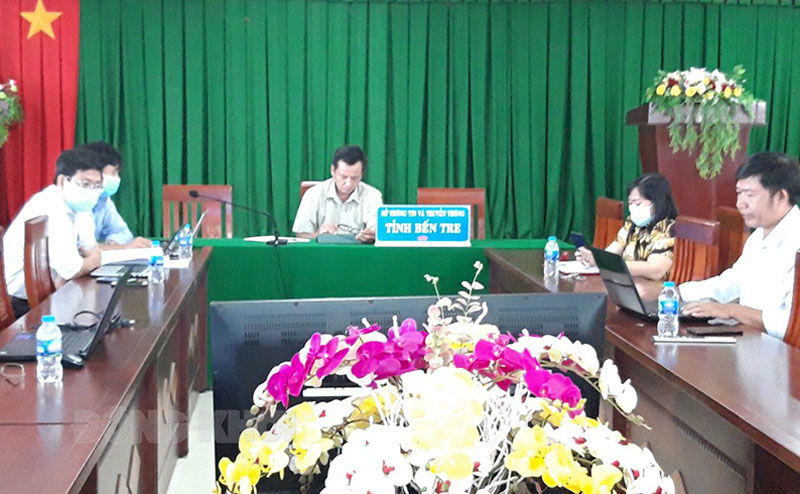 Đại biểu tham dự hội nghị trực tuyến tại điểm cầu tỉnh Bến Tre.