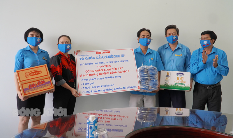 Phó chủ tịch Liên đoàn Lao động tỉnh Huỳnh Văn Tấn trao bảng tượng trưng quà hỗ trợ cho các đơn vị.