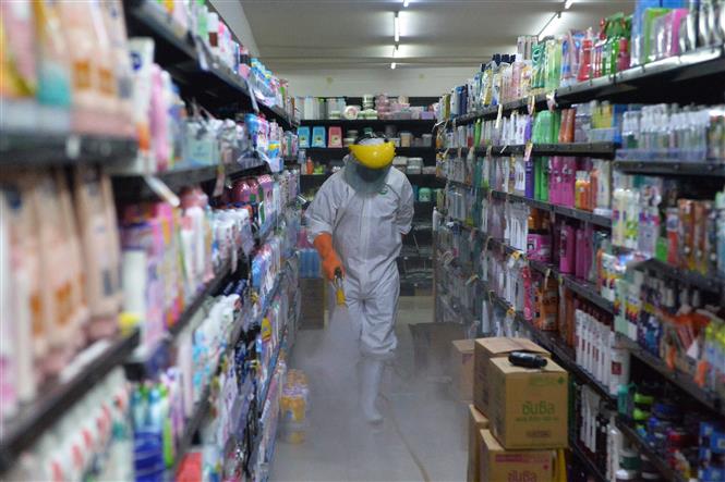 Sưu tầm - Trên 3,93 triệu ca tử vong; Ấn Độ trước mối đe doạ Delta Plus Phun thuốc khử trùng nhằm ngăn chặn sự lây lan của dịch COVID-19 tại một khu chợ ở Bangkok, Thái Lan, ngày 21-6-2021. Ảnh: THX/ TTXVN