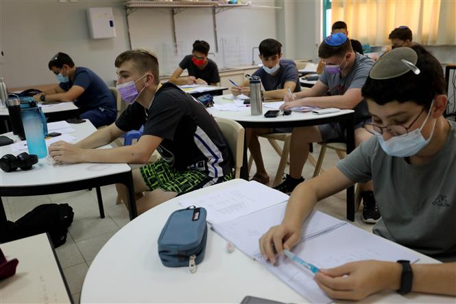 Sưu tầm - Trên 3,93 triệu ca tử vong; Ấn Độ trước mối đe doạ Delta Plus Học sinh đeo khẩu trang phòng dịch COVID-19 tại trường học ở Modiin, Israel, ngày 24-6-2021. Ảnh: THX/ TTXVN