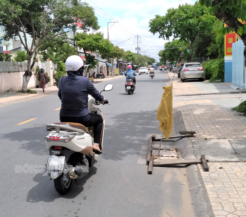 Miệng cống trên đường Đoàng Hoàng Minh. (Ảnh chụp khoảng 15 giờ ngày 25-6-2021).