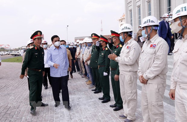 Củng cố và làm sâu sắc hơn quan hệ hữu nghị Việt Nam-Lào Tổng Bí thư, Chủ tich nước Lào Thongloun Sisoulith thăm cán bộ, chiến sỹ Binh đoàn 11 của Việt Nam đang xây dựng tòa nhà Quốc hội Lào. (Ảnh: Phạm Kiên/TTXVN)