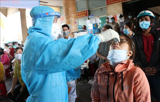 Sáng 29-6-2021, Việt Nam có 95 ca mắc mới COVID-19, riêng TP Hồ Chí Minh 58 ca Lấy mẫu xét nghiệm cho người dân, phòng dịch COVID-19. Ảnh: TTXVN