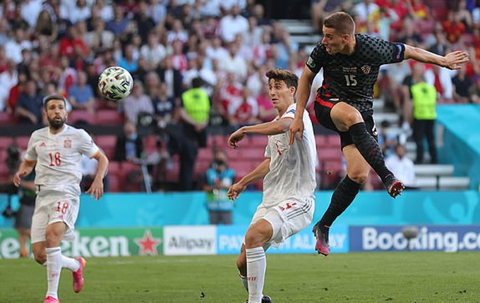 Pasalic đánh đầu gỡ hòa 3-3 cho Croatia