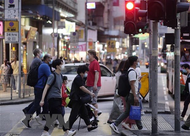 Ấn Độ, Trung Quốc, Hong Kong vẫn ghi nhận nhiều ca mắc mới COVID-19 Người đi đường đeo khẩu trang phòng dịch COVID-19 tại quận Wan Chai, Hong Kong, Trung Quốc. (Ảnh: THX/TTXVN)